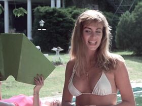 Эйлин Дэвидсон голая, Джоди Дрэйджи голая – На греческой улице... (1983) #3