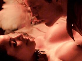 Дебра Уингер голая, Амина Аннаби голая – Под покровом небес (1990)