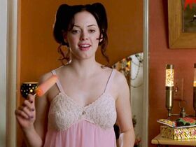 Шарлотта Айянна секси, Джуди Грир секси, Роуз МакГоун секси, Ребекка Гэйхарт секси, Джули Бенц секси – Королевы убийства (1999) #3