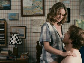 Бри Ларсон секси – Блаженство с пятой восточной (2012) #2