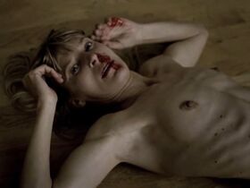 Бьен де Моор голая – Код синий (2011)