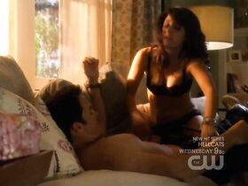 Ариэль Кеббел секси, Шири Эпплби секси – Жизнь непредсказуема s02e01 (2010) #3