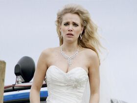 Анук Клейкамп голая, Йелка ван Хаутен секси – Выходные в кругу семьи (2016) #2