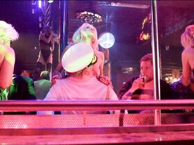 Анук Клейкамп голая, Йелка ван Хаутен секси – Выходные в кругу семьи (2016) #3