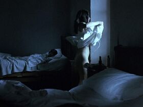 Ана Торрент голая – Коровы (1992) #2