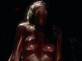 Аманда М. Кёртис голая, Ханна Левиен секси – Кровные братья (2015) #3