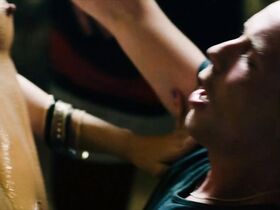 Аманда Каспар голая, Жаклин Хикс голая – Монстры 2: Тёмный континент (2014) #3