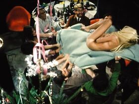 Натали Вернье голая, Летишиа Сорел голая – Объятия (1969) #2