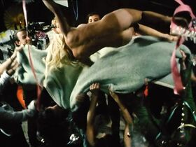 Натали Вернье голая, Летишиа Сорел голая – Объятия (1969) #3