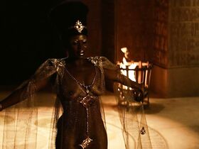 Йетиде Бадаки голая – Американские боги s01e08 (2017)