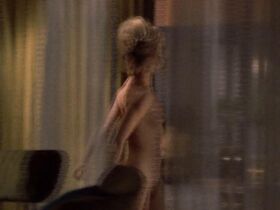 Голди Хоун голая – Эй! В моем супе девушка (1970) #3