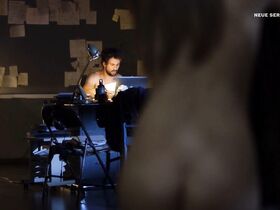 Амрей Хардт голая – Эйнштейн s01e02 (2016) #3