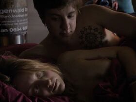 Алина Фритш голая, Юлия Кошиц голая – Am Ende des Sommers (2014) #2