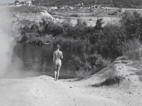 Аглая Шиловская голая – КЕ-ДЫ (2016) #3