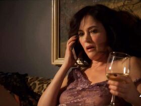 Джоэнна Гоуинг голая – Королевство s03e03 (2017) #6