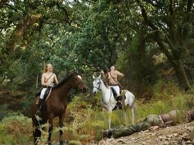 Жюль Эльтинг голая, Флора Булкан голая, Изабель Пунтель голая – Орнитолог (2016) #3