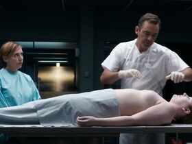 Натали Лестер голая, Натали Баскомб голая – Безмолвный свидетель s20e03 (2017)