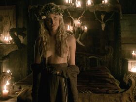 Ида Нилсен голая, Йозефин Асплунд голая – Викинги s04e18 (2017)