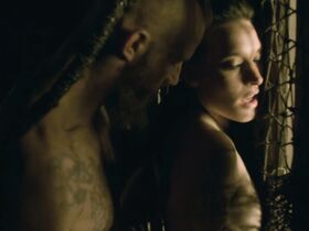 Ида Нилсен голая, Йозефин Асплунд голая – Викинги s04e18 (2017) #3