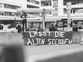 Джесси Моравец голая - Lasst die Alten sterben (2017) #1