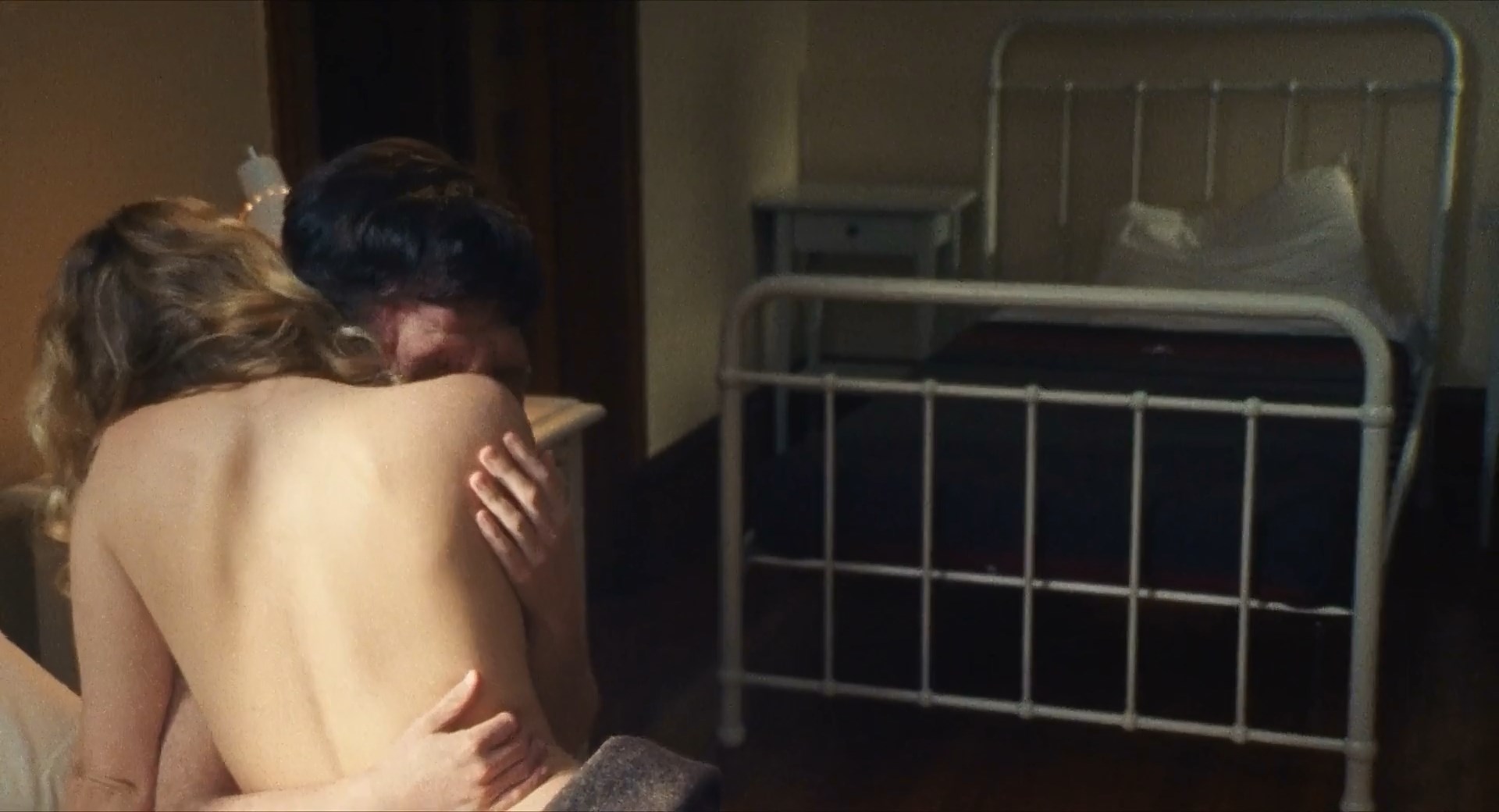 Джесс Вейкслер голая - Прикованный к жизни (2018) .