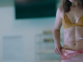 Хейли Лу Ричардсон секси - В метре друг от друга (2019) #1