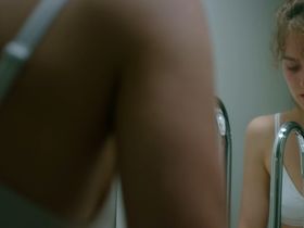 Хейли Лу Ричардсон секси - В метре друг от друга (2019) #3