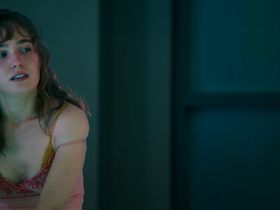 Хейли Лу Ричардсон секси - В метре друг от друга (2019) #4