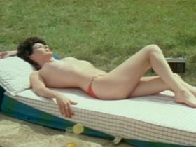 Эдвиж Фенек голая - Скандал в провинции (1975) #8
