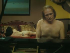 Наташа Петрович голая, Симона Спировска голая - Номер с фортепиано (2013) #9
