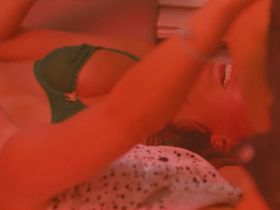 Николь Блум секси, Фаббианн Терез секси - Вечеринка с тинейджерами (2016) #7