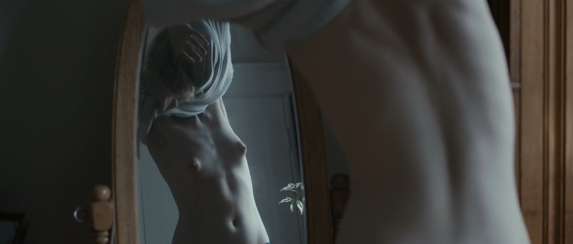 Ханна Гросс секси, Дераг Кэмпбелл голая - Раньше я был темнее (2013) .