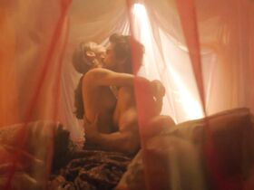 Майке Джоанна Рейтер голая – Эйнштейн s01e05 (2017)