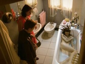 Жанна Балибар голая, Каролин Дюсе голая – Удовольствие от пения (2008) #2