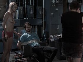 Уитни Мур голая, Марисса Мэррилл голая, Феникс Аскани голая – Ещё один йети - история любви: жизнь на улицах (2017)