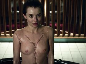 Эмили Браунинг голая – Американские боги s01e05 (2017)