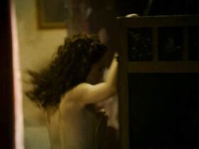 Эмилия Шуле голая – Шарите s01e01 (2017) #2