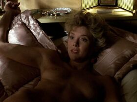 Аннетт Бенинг голая – Кидалы (1990)