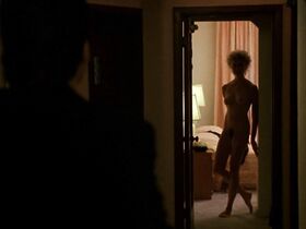 Аннетт Бенинг голая – Кидалы (1990) #3