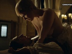 Ханна Артертон голая – Версаль s02e07 (2017)