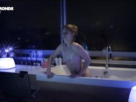 Камиль Панонакль голая – Красная зима (2011) #2