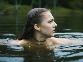 Жозефина Кристофферсен голая – Плавание на спине (2017) #2