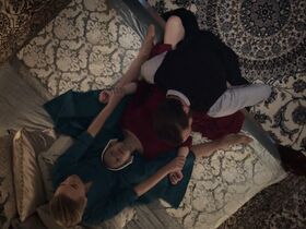 Элизабет Мосс секси, Алексис Бледел секси – Рассказ служанки s01e01-04 (2017) #3