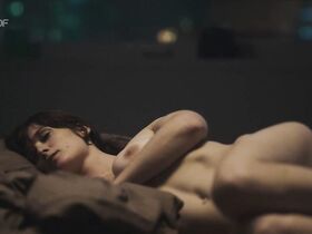 Фредерике Бехт голая – Под одним небом s01e03 (2017)