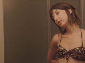 Венди Макколм голая, Нора Киркпатрик секси – Розовый грейпфрут (2015) #2