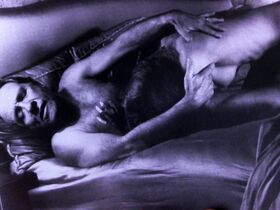 Энджи Эверхарт голая – Шлюха (1995)