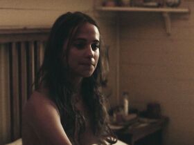 Алисия Викандер секси – Свет в океане (2016)