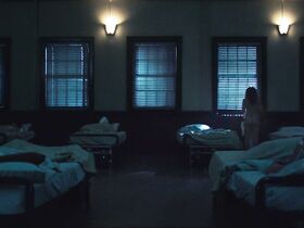 Мадлен Брюэр голая – Рассказ служанки s01e01 (2017) #1