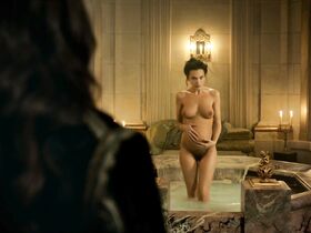 Анна Брюстер голая – Версаль s02e01 (2017)