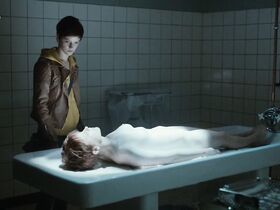 Линн Ван Ройен голая – Отель «Бо Сежур» s01e01-02 (2017) #2